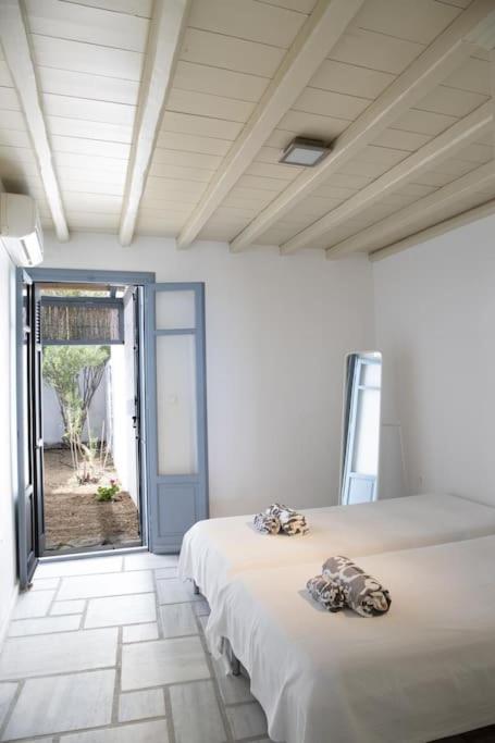 Beachfront 2Br Apartment - Free Parking Livadi  외부 사진