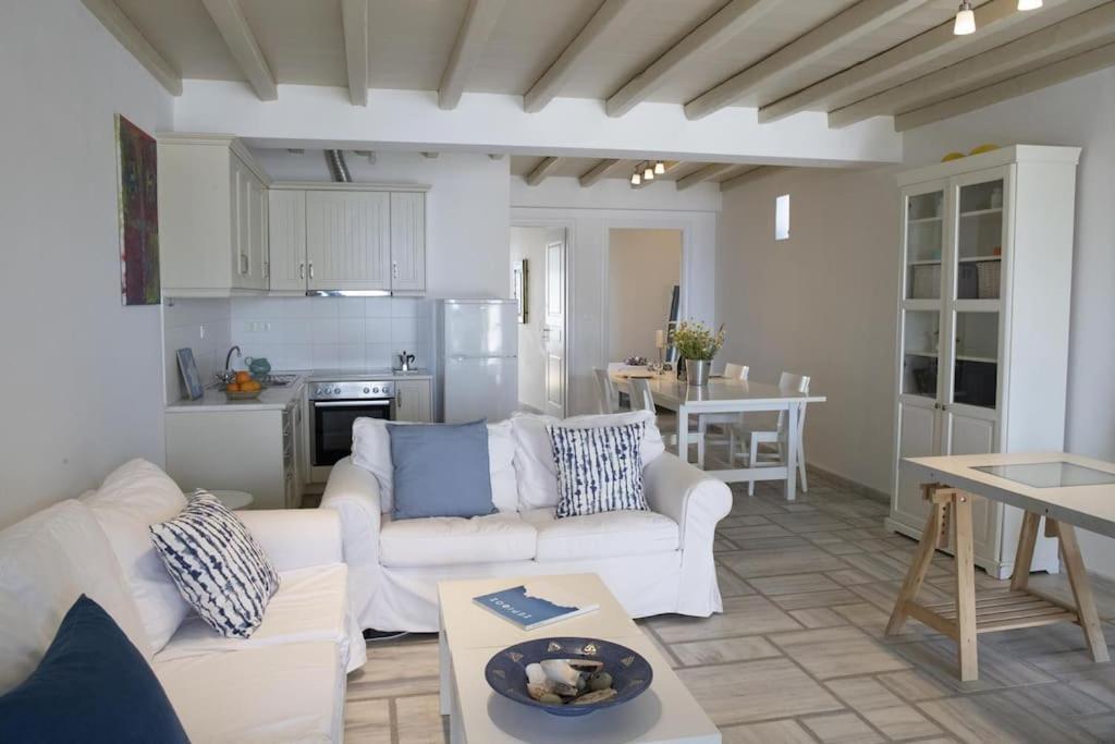 Beachfront 2Br Apartment - Free Parking Livadi  외부 사진