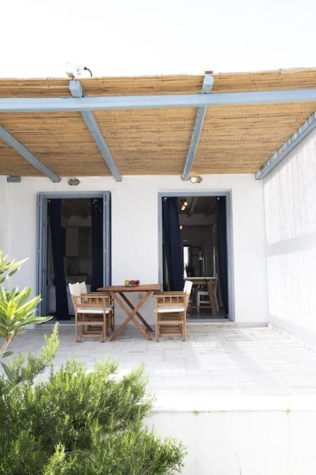 Beachfront 2Br Apartment - Free Parking Livadi  외부 사진