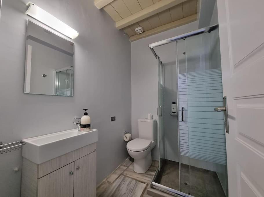 Beachfront 2Br Apartment - Free Parking Livadi  외부 사진