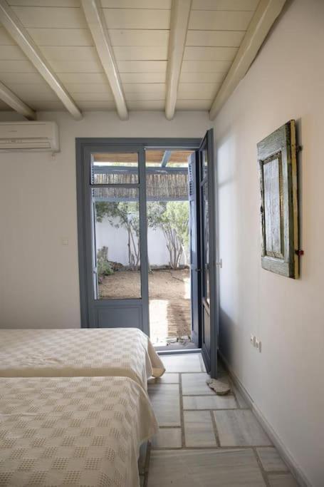 Beachfront 2Br Apartment - Free Parking Livadi  외부 사진