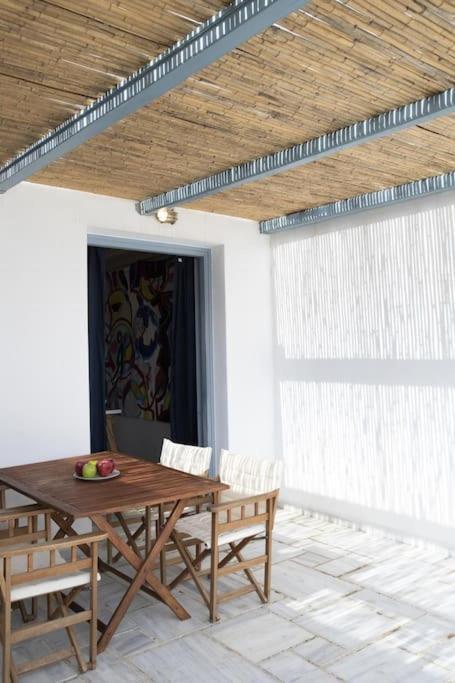 Beachfront 2Br Apartment - Free Parking Livadi  외부 사진