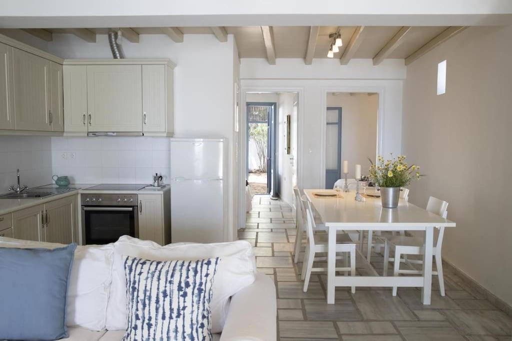 Beachfront 2Br Apartment - Free Parking Livadi  외부 사진