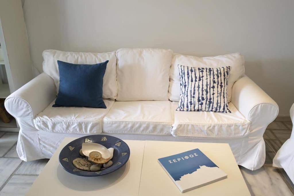 Beachfront 2Br Apartment - Free Parking Livadi  외부 사진