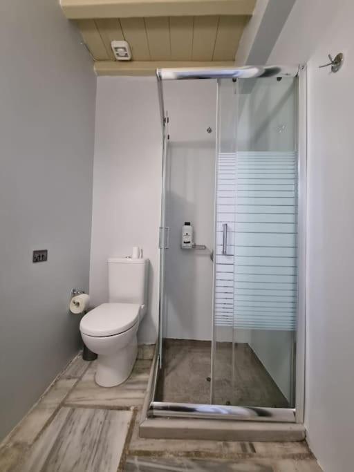 Beachfront 2Br Apartment - Free Parking Livadi  외부 사진